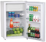 Bianco sotto il contro mini frigorifero/frigorifero del dormitorio mini con il congelatore che chiude porta a chiave